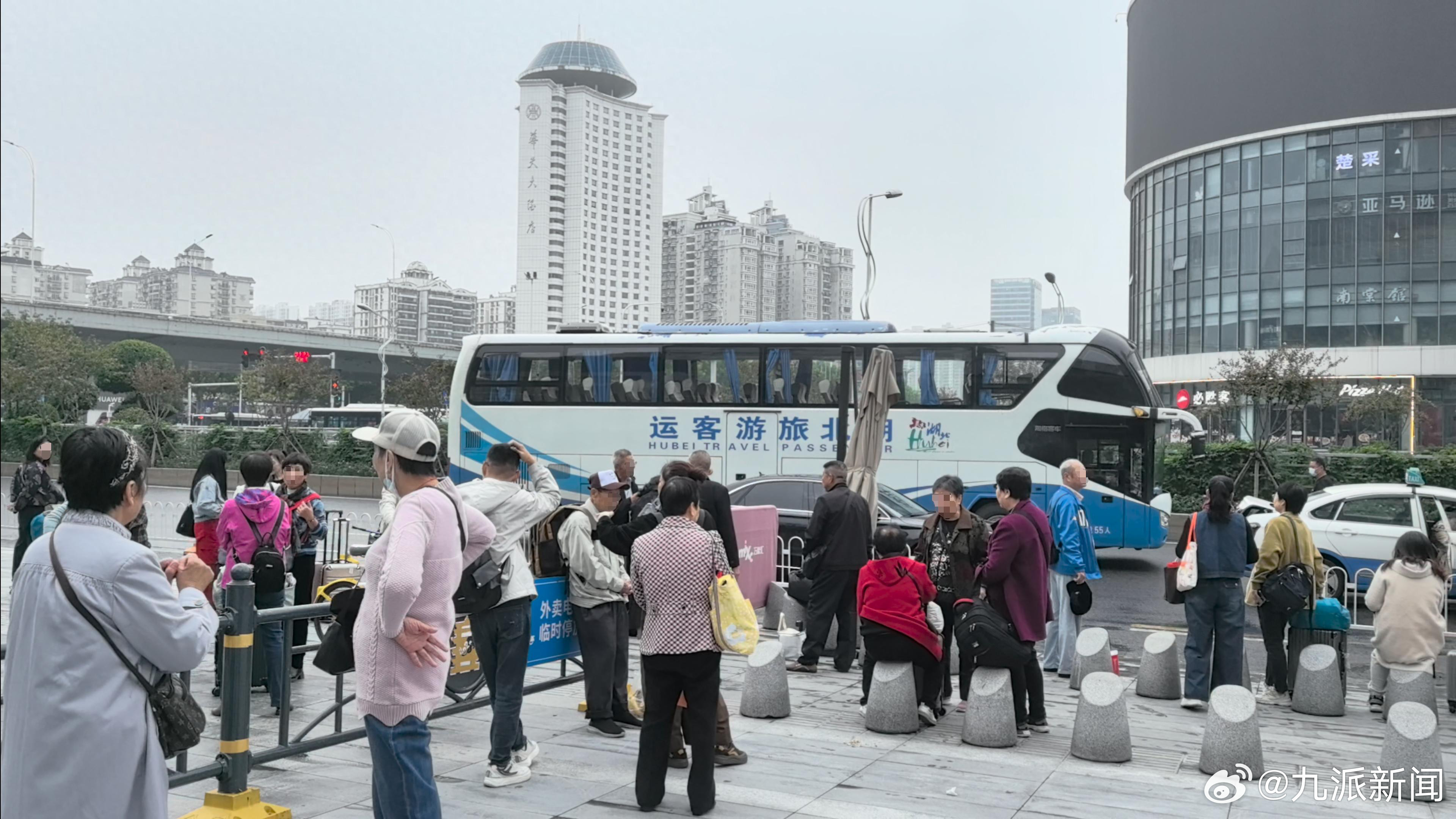 #50人老年团仅4对夫妻多为姐妹结伴#【#老太买6000元保健品获498元跟团游