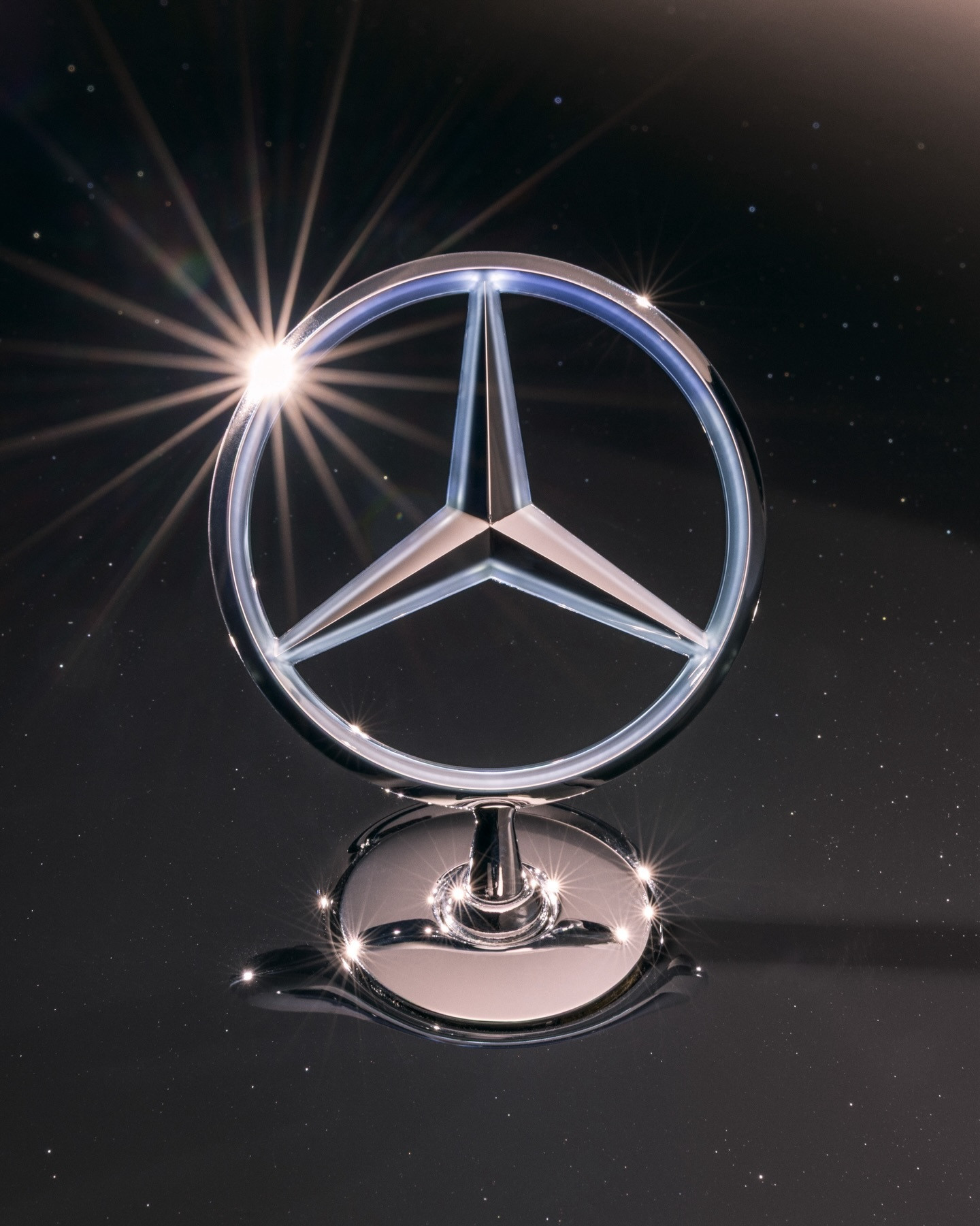 全新奔驰S级发布啦！有时候我觉得在自己的产品上到处放logo元素其实并不好看。但