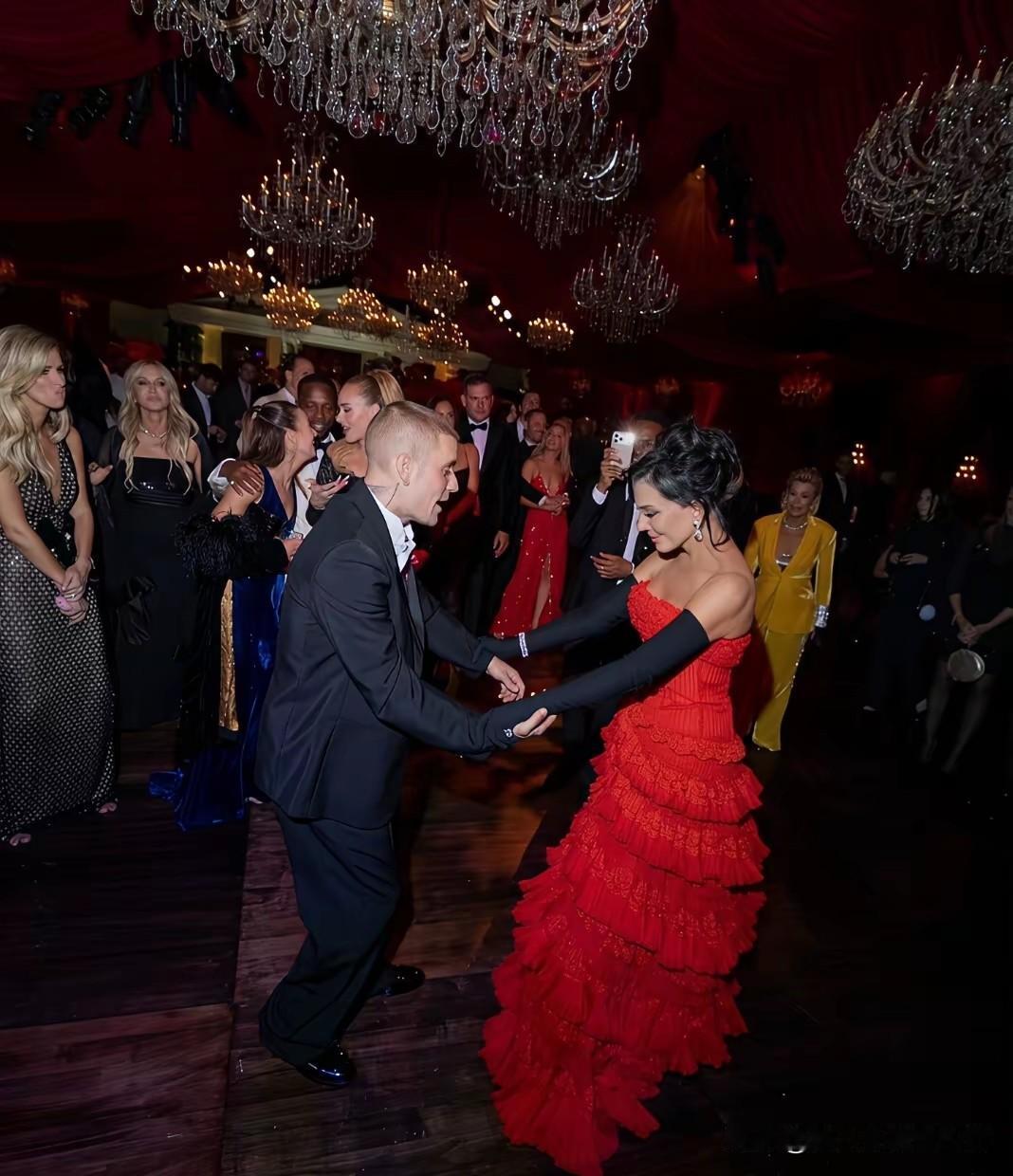 知道为什么卡戴珊的妈妈和贾斯汀比伯关系这么好吗？因为卡戴珊妈妈的黑人小男友，曾