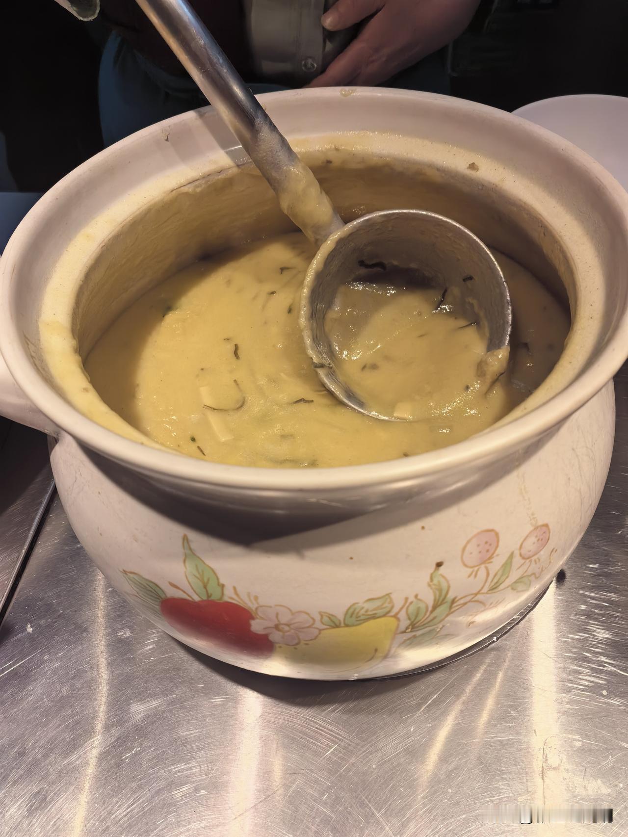 老济南早餐早上没有在酒店就餐，出了酒店门，在周边转一转，想找一找老济南的早餐