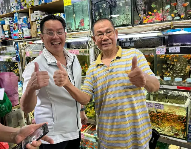 74岁谭咏麟到街边小店, 买了几条金鱼, 不摆架子, 和店主友好交谈