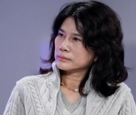 身家百亿的商界女强人董明珠回老家祭祖，亲哥在十几米开外瞥见她，不仅没迎上去寒暄，
