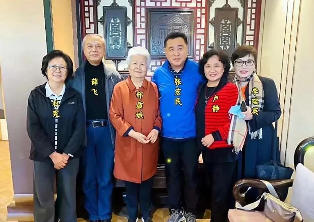 这是央视主持人再聚首的合影，杜宪眉眼间仍带着江南女子的清雅，岁月似乎格处优待她，