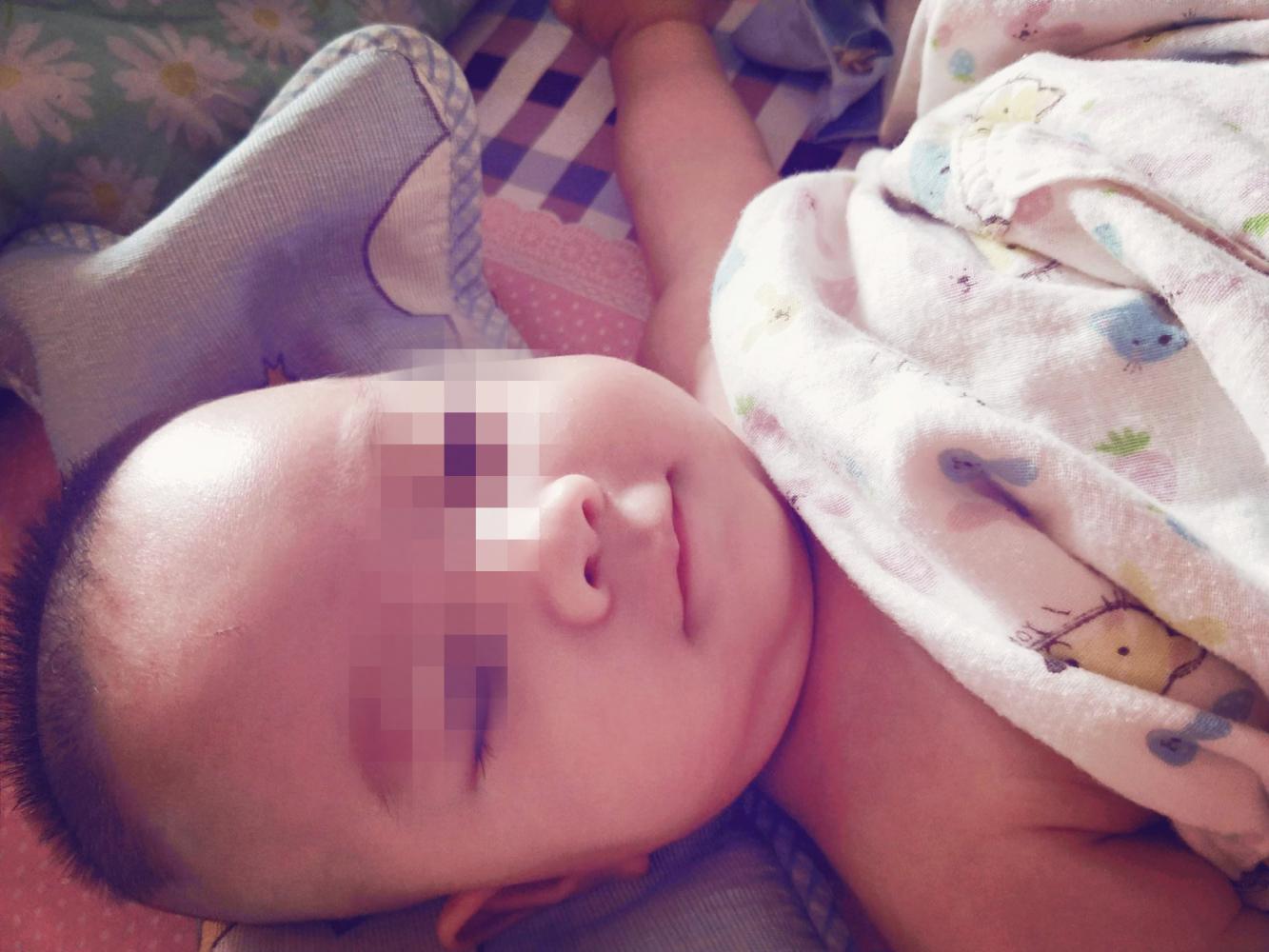 宝宝睡醒后的两种状态, 哭闹或者安静, 该哄还是该逗, 妈妈要了解