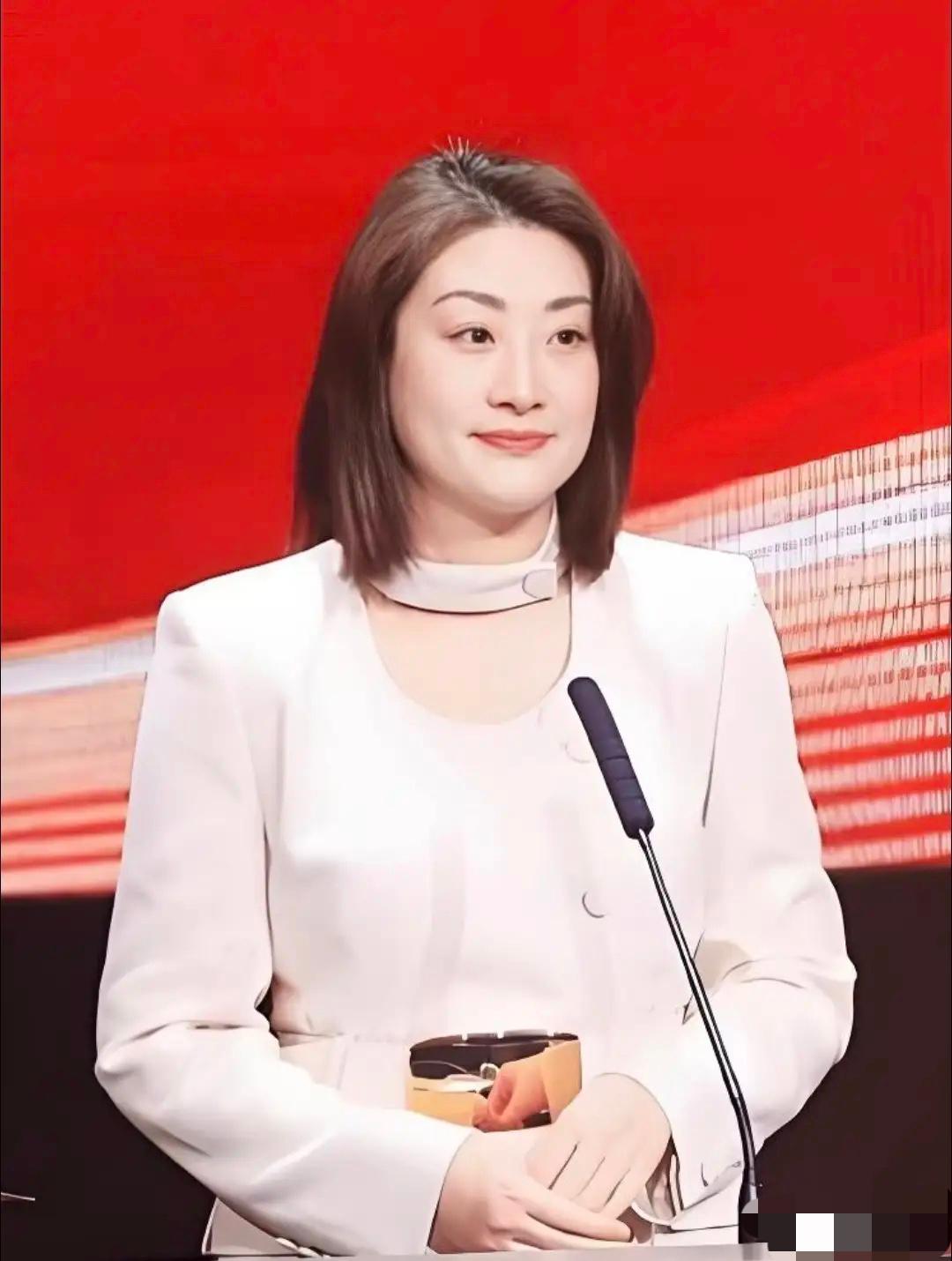 宗馥莉这次是真狠啊，新饮料“果然啵啵”上市，包装上翻遍，“娃哈哈”三个字一个