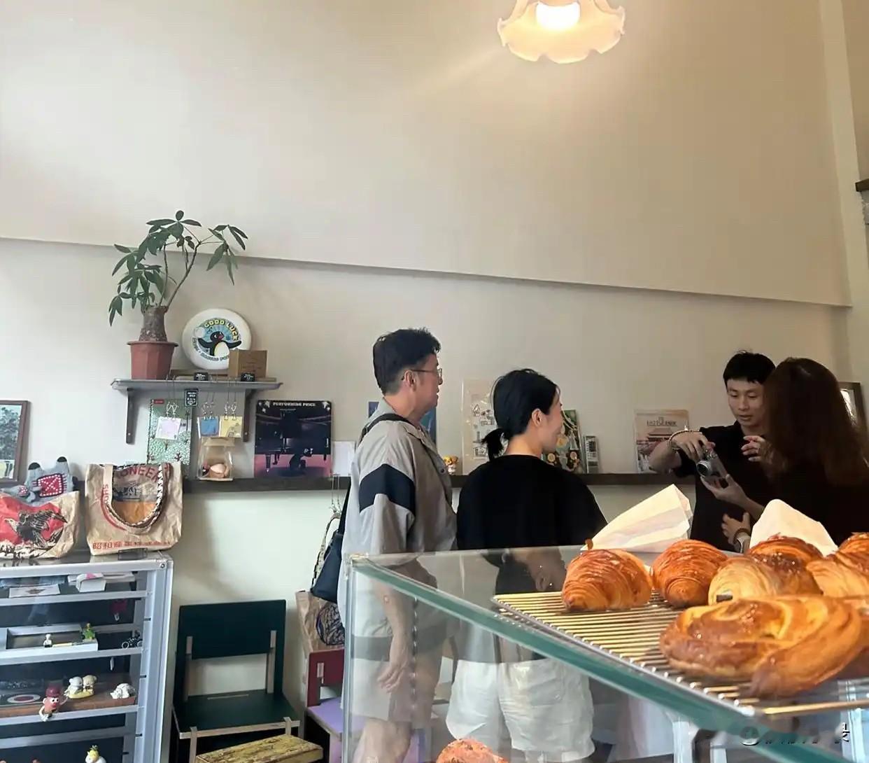 9月21日，香港乐坛巨星谭咏麟现身广东，他和助理到一家面包店买早餐，被民众偶遇。