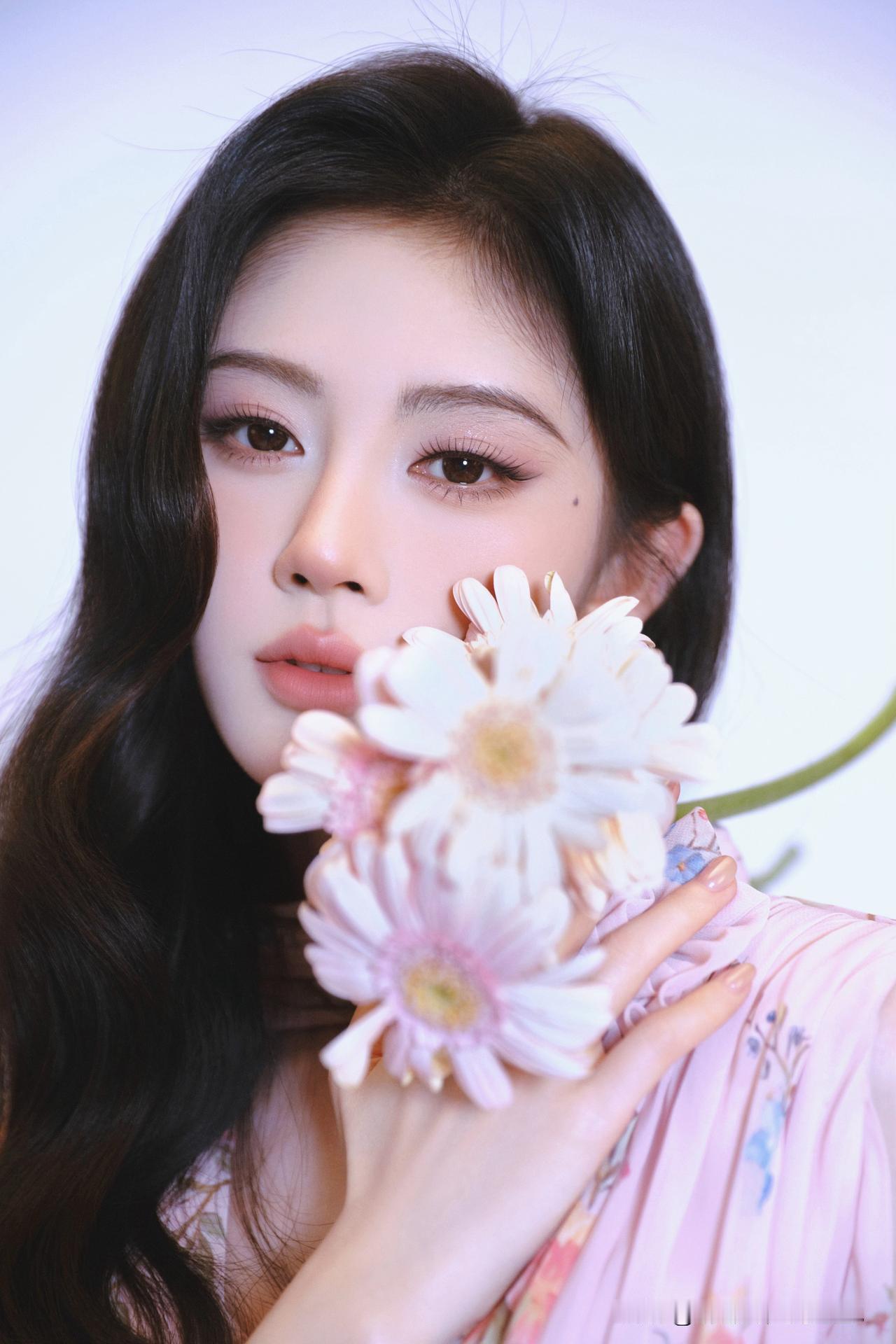 鞠婧祎·柔粉碎花长裙轻盈飘逸，大波浪卷发温柔垂落，眉眼灵动明媚，一颦一笑满是甜媚