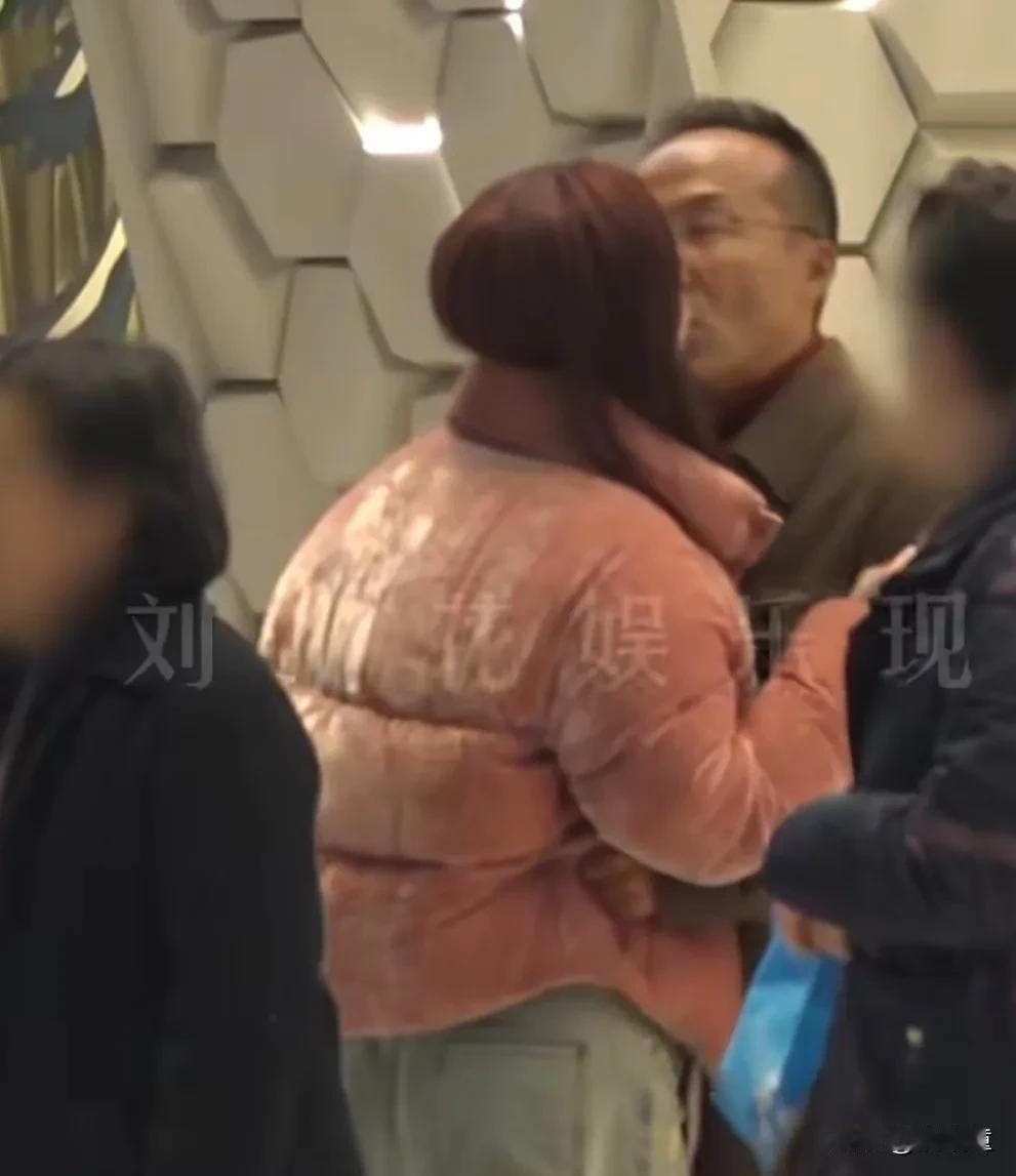 人不能既要，又要…张萌与老公吕超路边亲吻被拍到后，有人对吕超的外貌议论纷纷，5