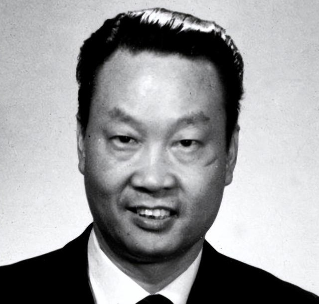 请给我一个垃圾袋，我想吐。”1986年，我国潜伏在美国长达37年的杰出特工金无