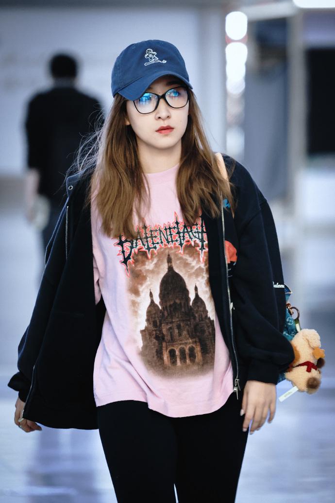 最近刘诗雯现身机场，她这次走运动风路线，看上去很有活力气息，确实是很有魅力。