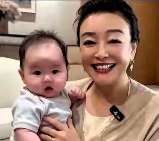 不少人疑惑马筱梅产后总让自家母亲帮忙照料幼子汪宝，明明奶奶张兰就在北京，却很少承