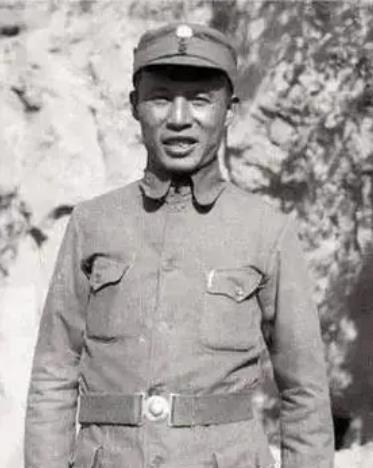 1941年冀中，朱占魁咬下玉米饼子的脆响混着吕正操的急吼：