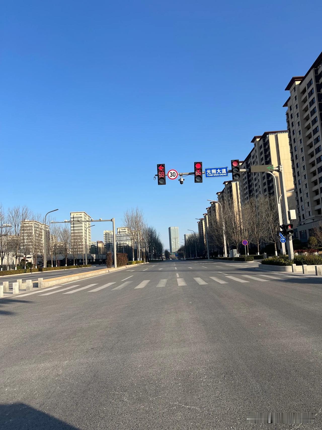 谁能想到这居然是西安的某个角落双向八车道的市政道路城市建设整齐划一西