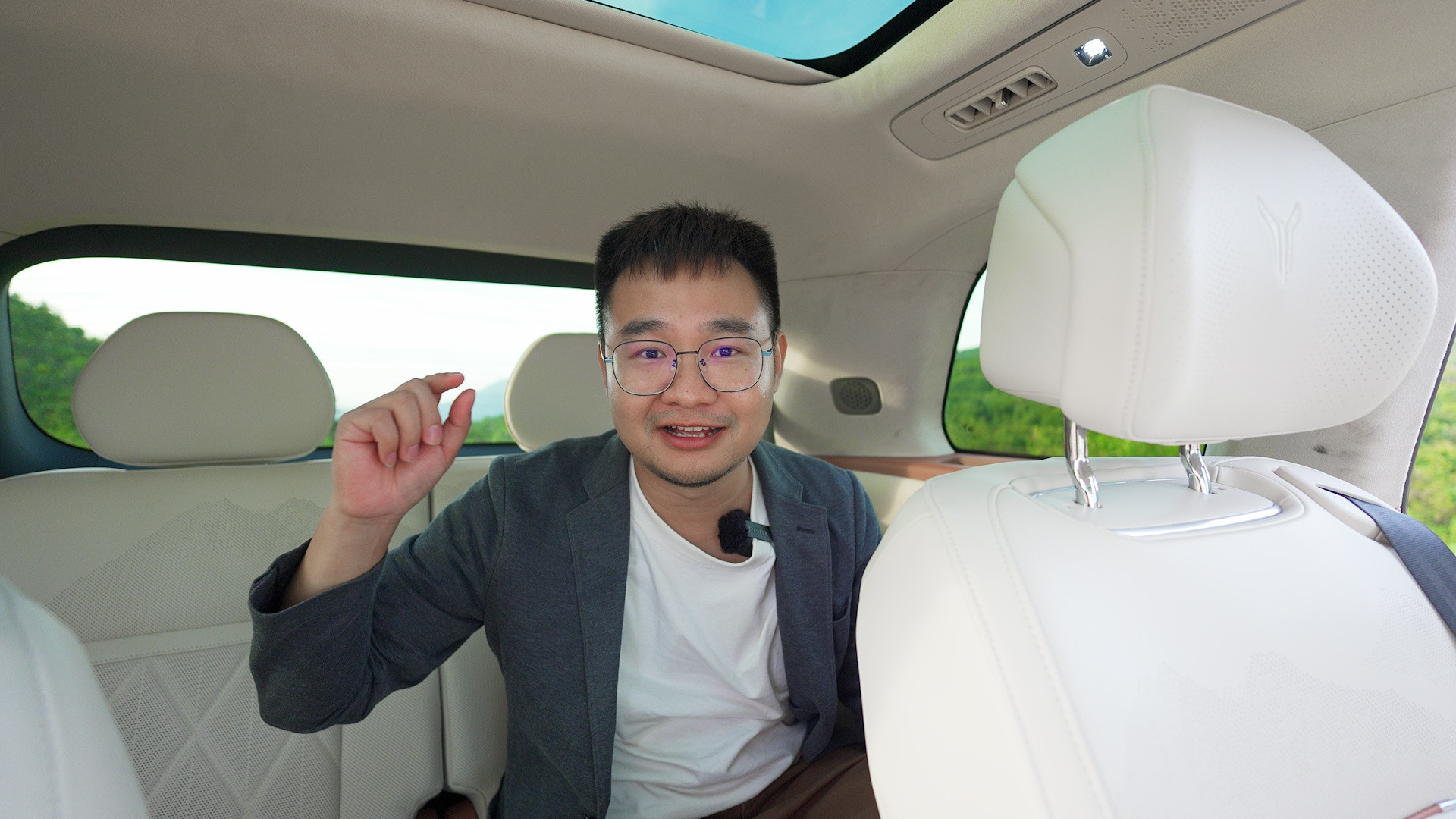 东风岚图大六座旗舰SUV岚图泰山在我们大深圳上市，希望以后岚图多点来我们深圳首发