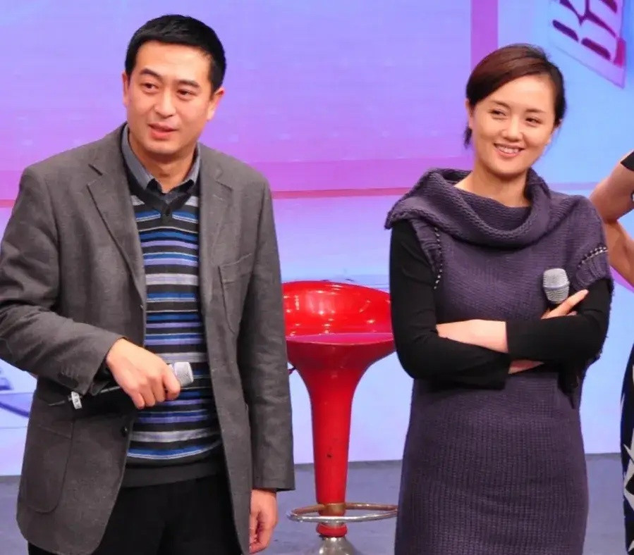 要不说朱媛媛情商高呢还特会唠嗑，她和张嘉译一起采访，记者问张嘉译：那些女孩围着你