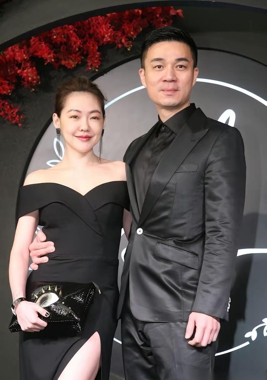 小S这婚姻，说起来真像杯温水，看着冒热气，喝着却总差那么点温度。你看她们家