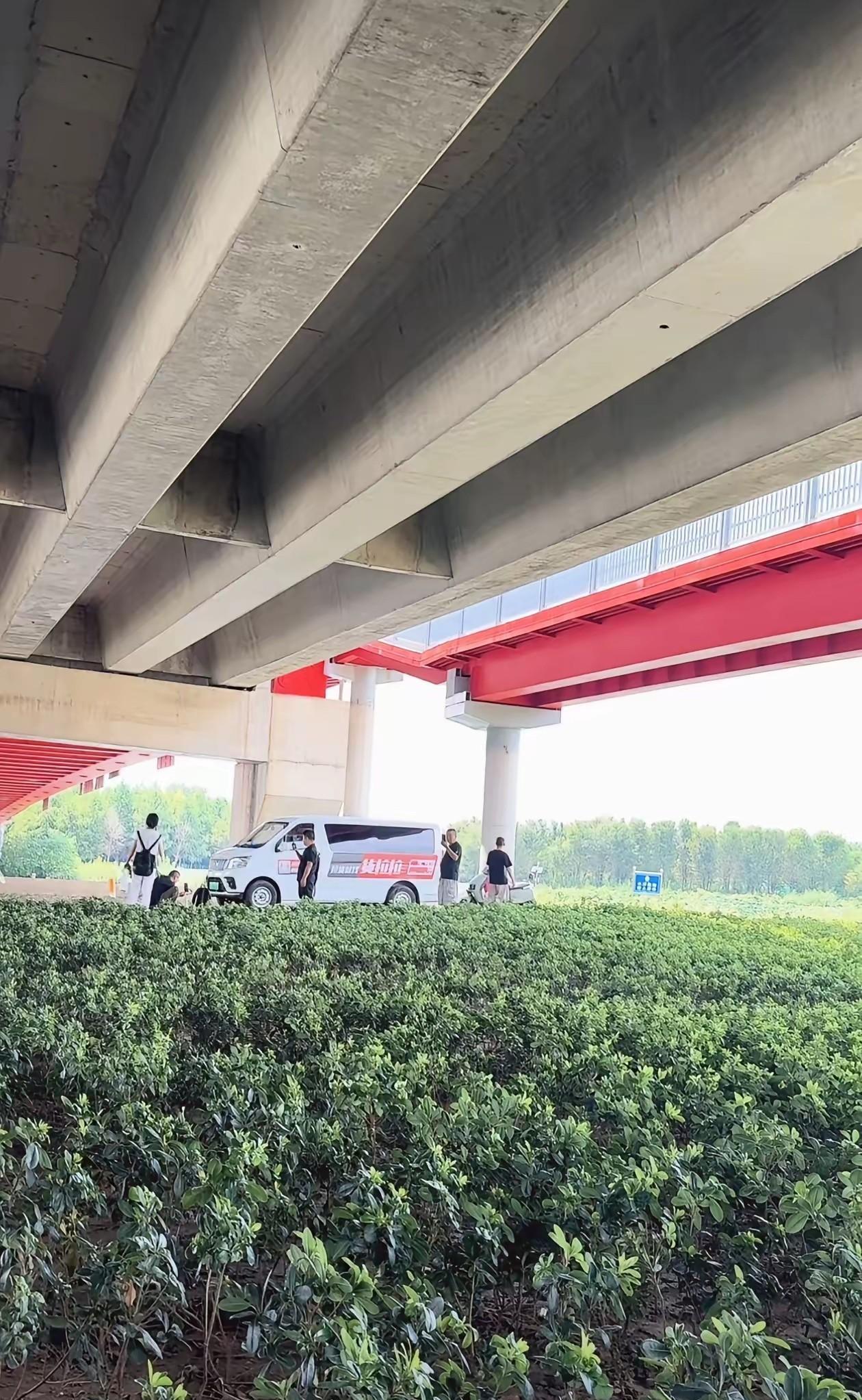 沈巍昨天本来都已经和跟随的大小主播们吃了散伙饭，告诉他们解散了，大家不要再来找他