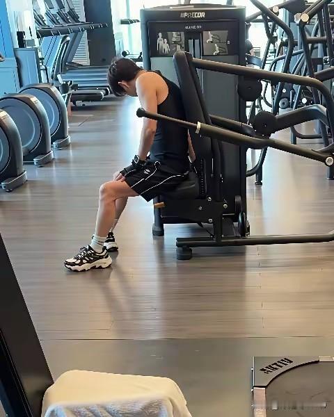 看何炅这健身的样子估计是初练者，而且看他的手臂上肌肉也不多，他也有52岁的年龄了
