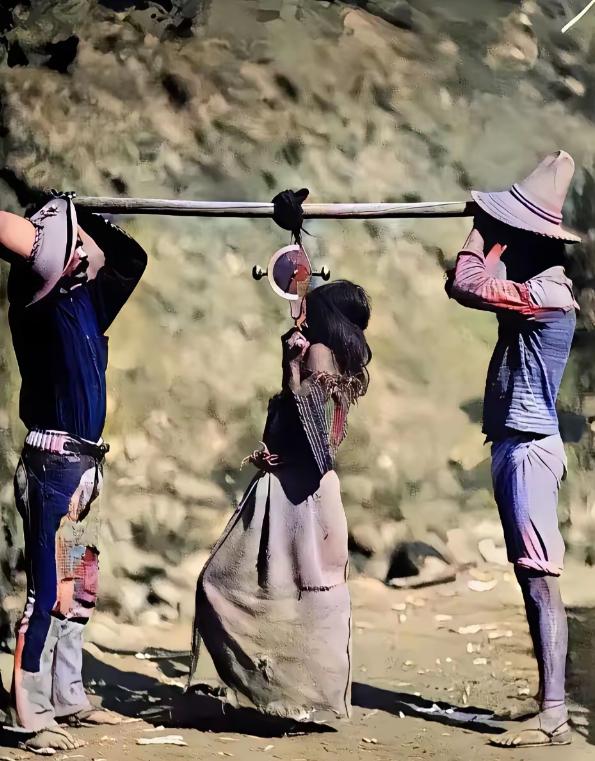 1890年，一名印第安女奴正如同牲畜般被进行称重出售，当交易成功之后她未来除了被