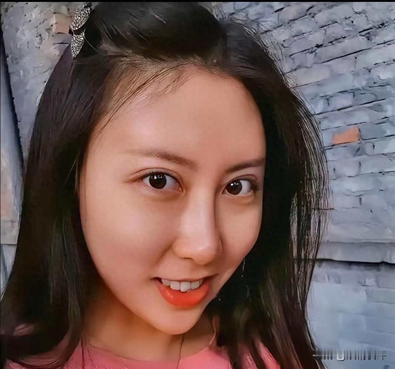 这俩女的怎么长得这么像啊？这是什么妆造，他两个有什么一样，和不一样？