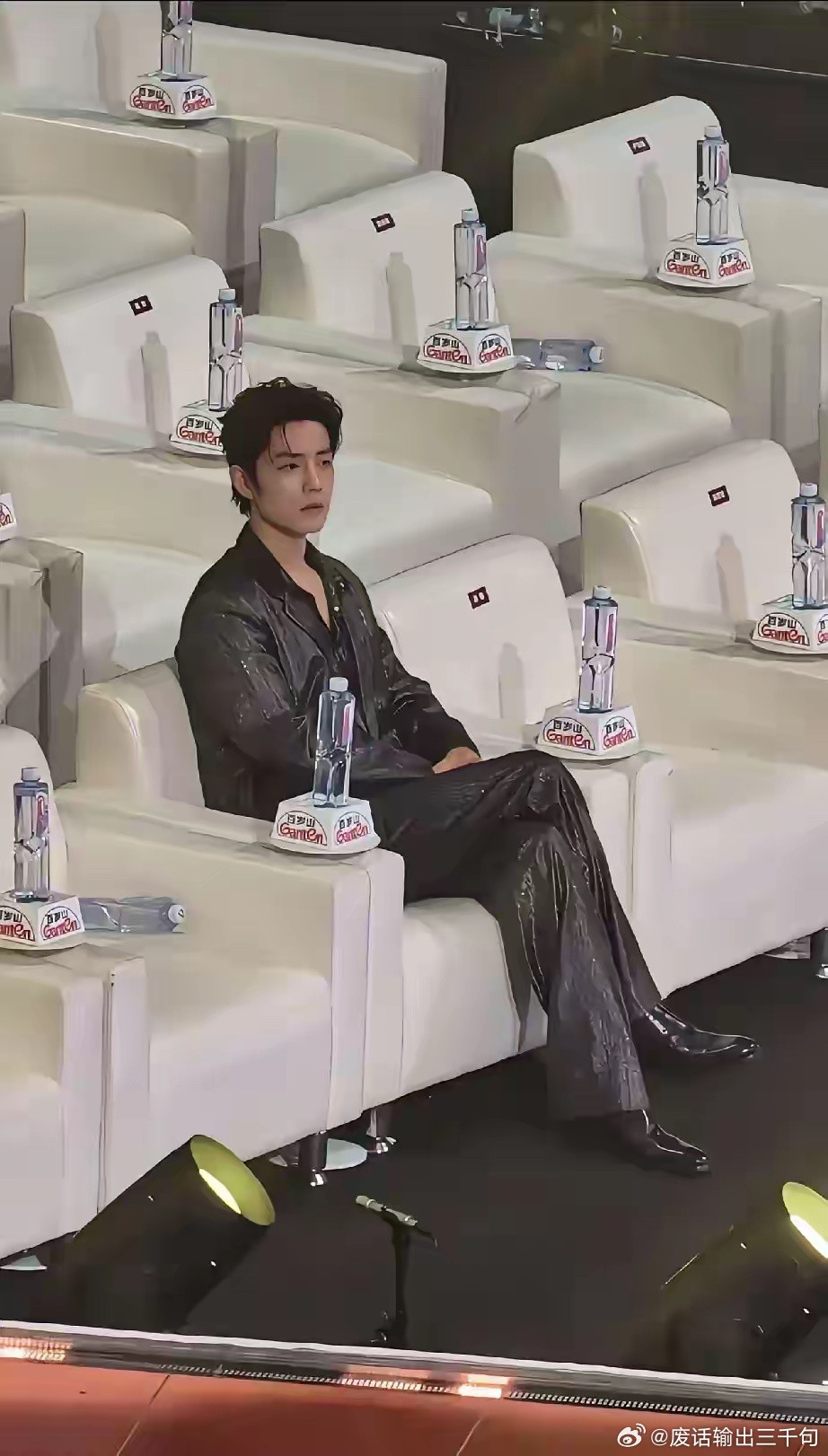 这就是对比，其他艺人领完奖都走了，只有肖战在，有人说这是上次微博之夜没有落座，对