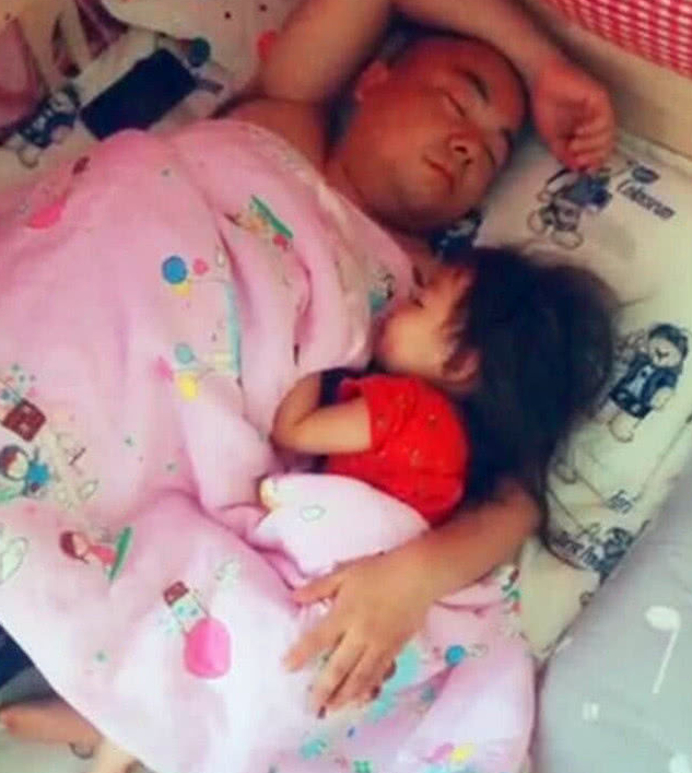 夜深了，搂着四岁的女儿睡觉时，她突然戳戳我胳膊：“爸爸，我跟你说句话。”“嘘