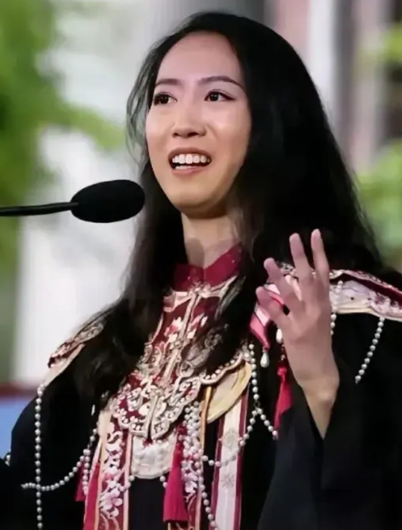 这个女孩，从服装到长相，以及其宣讲的神态，怎么看都不像一个中国人，从网络传播的信
