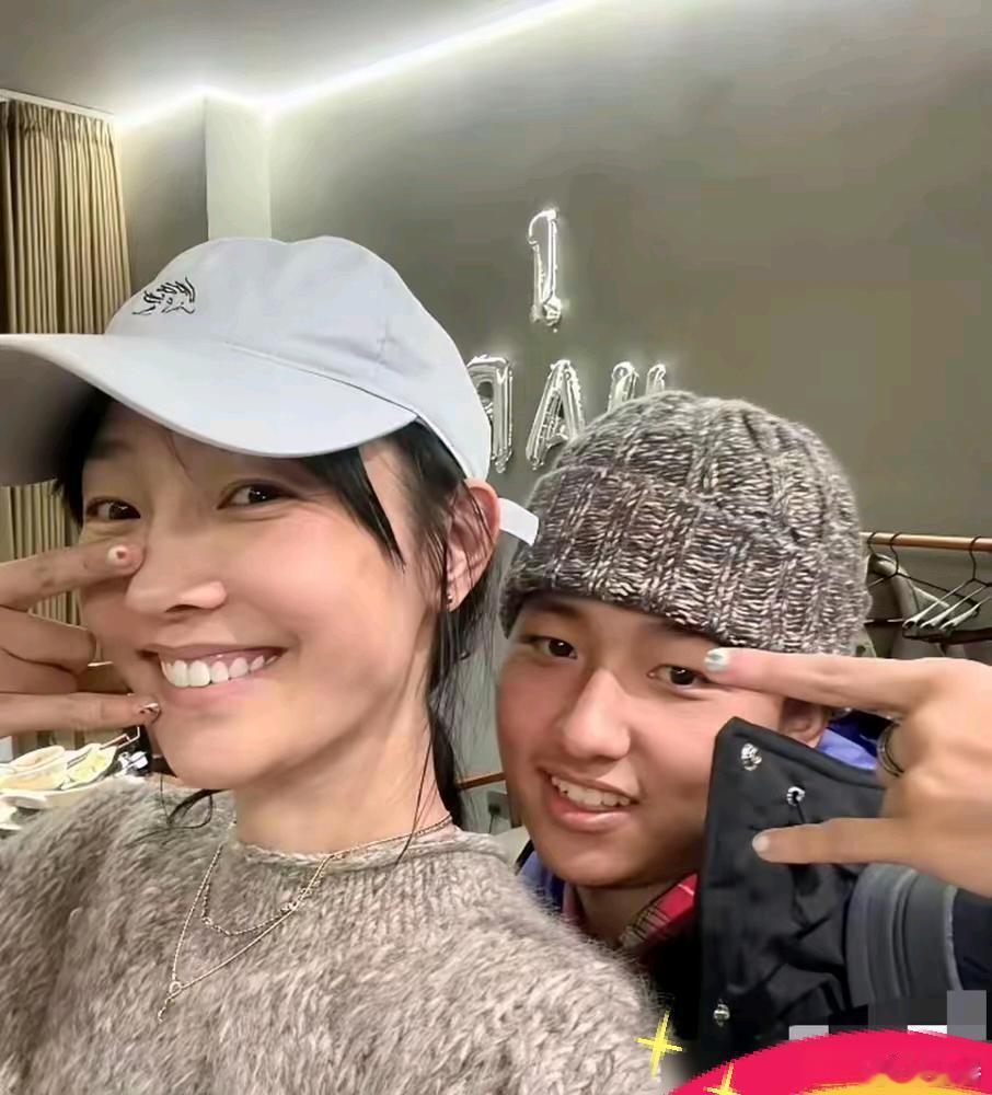 白百合18岁儿子和她做同款美甲。孩子爸爸的基因是真强大啊