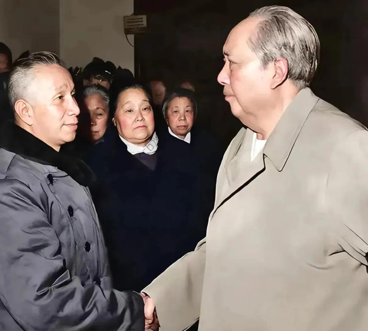 1972年1月，毛主席出席陈毅元帅追悼会，在现场看到了粟裕大将，走过去与他一同握