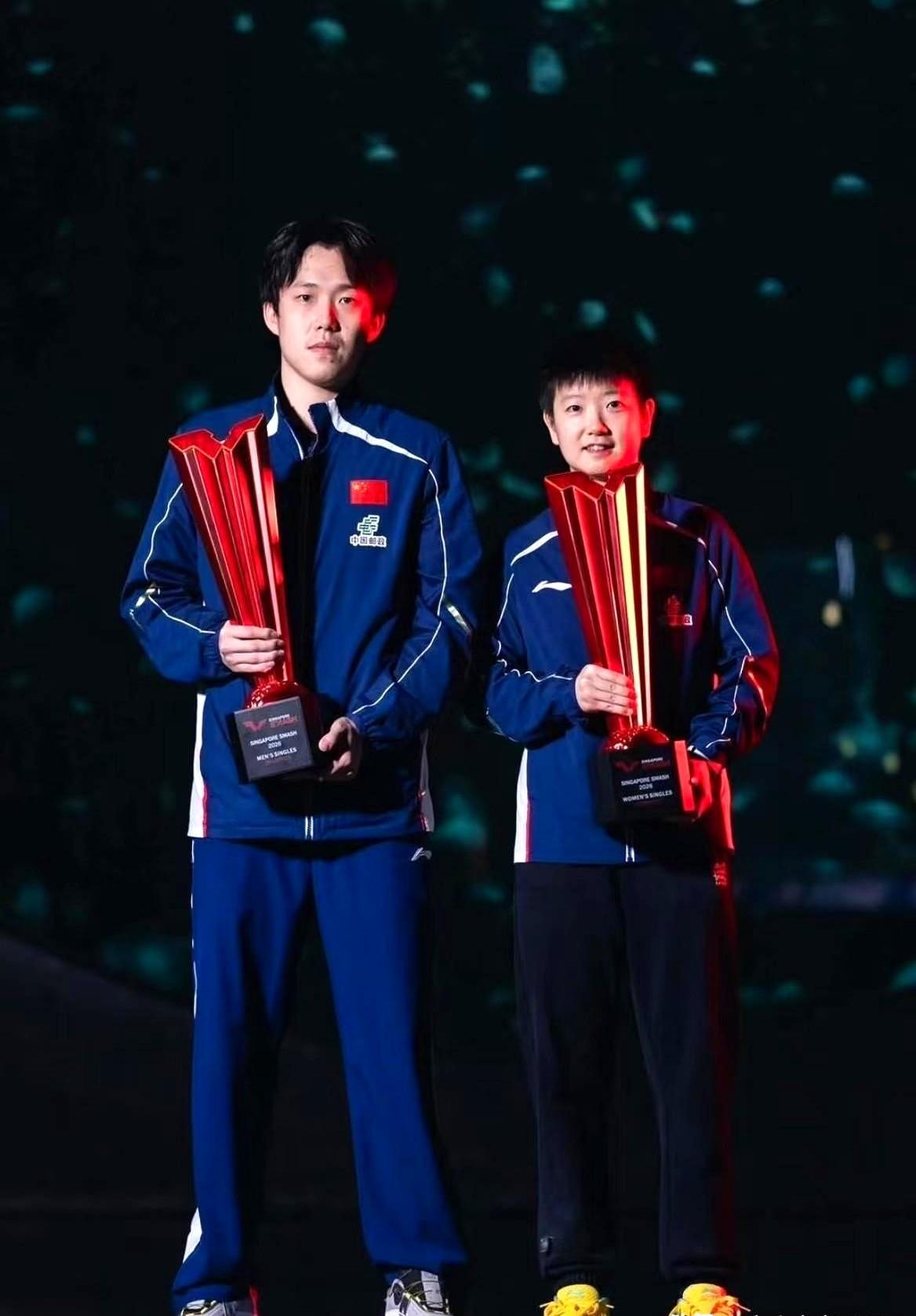 你敢信，包揽新加坡大满贯男女单打冠军后，孙颖莎和王楚钦没去开香槟，反而跑到海洋馆