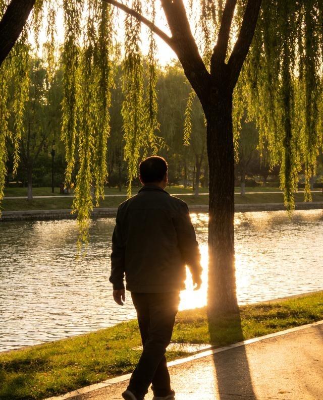 一段非常现实的话：一个男人只要克服了性欲带来的执念，就会发现95%的女人，根本