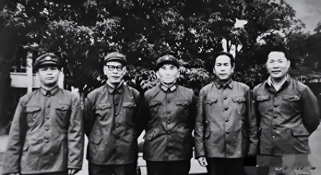 1940年延安三颗“种子”渡琼崖，15年后一将授衔，两人埋骨红土！1940