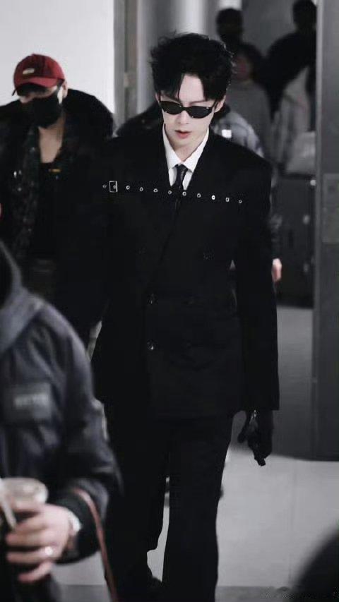 刘宇宁你好星期六录制上班刘宇宁Hi6上班路透来袭，冷脸Daddy造型帅度拉满，