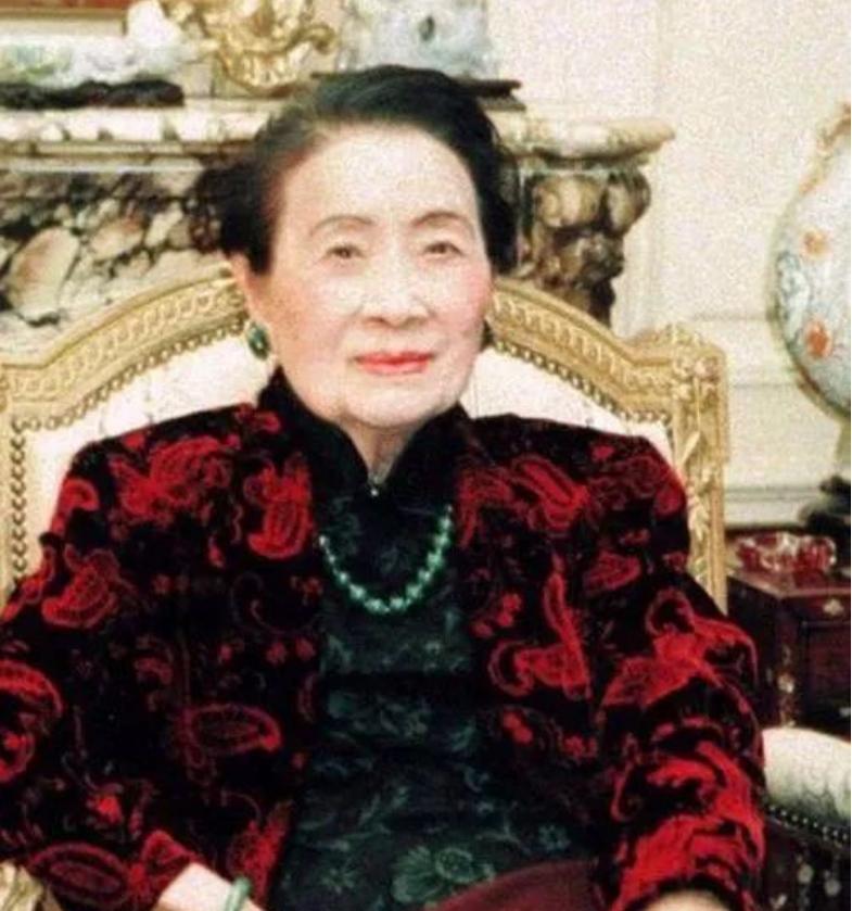 2003年，已经106岁高龄的宋美龄，去看了自己选好的墓地，站在墓地前，她含泪发