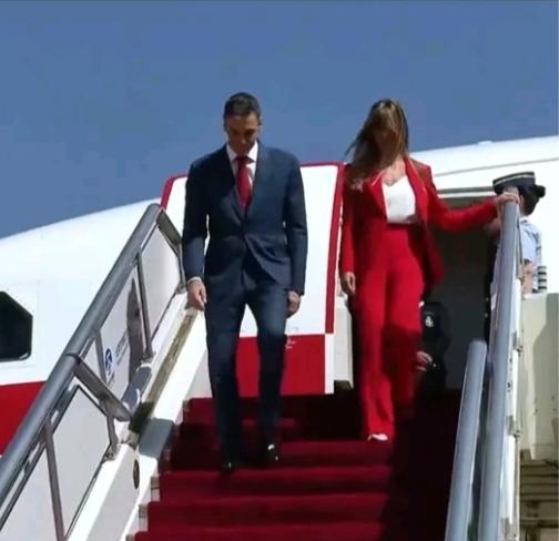 西班牙首相桑切斯特别重视和中国的关系，而他们这次特别的用心。从他们夫妻的穿着打扮