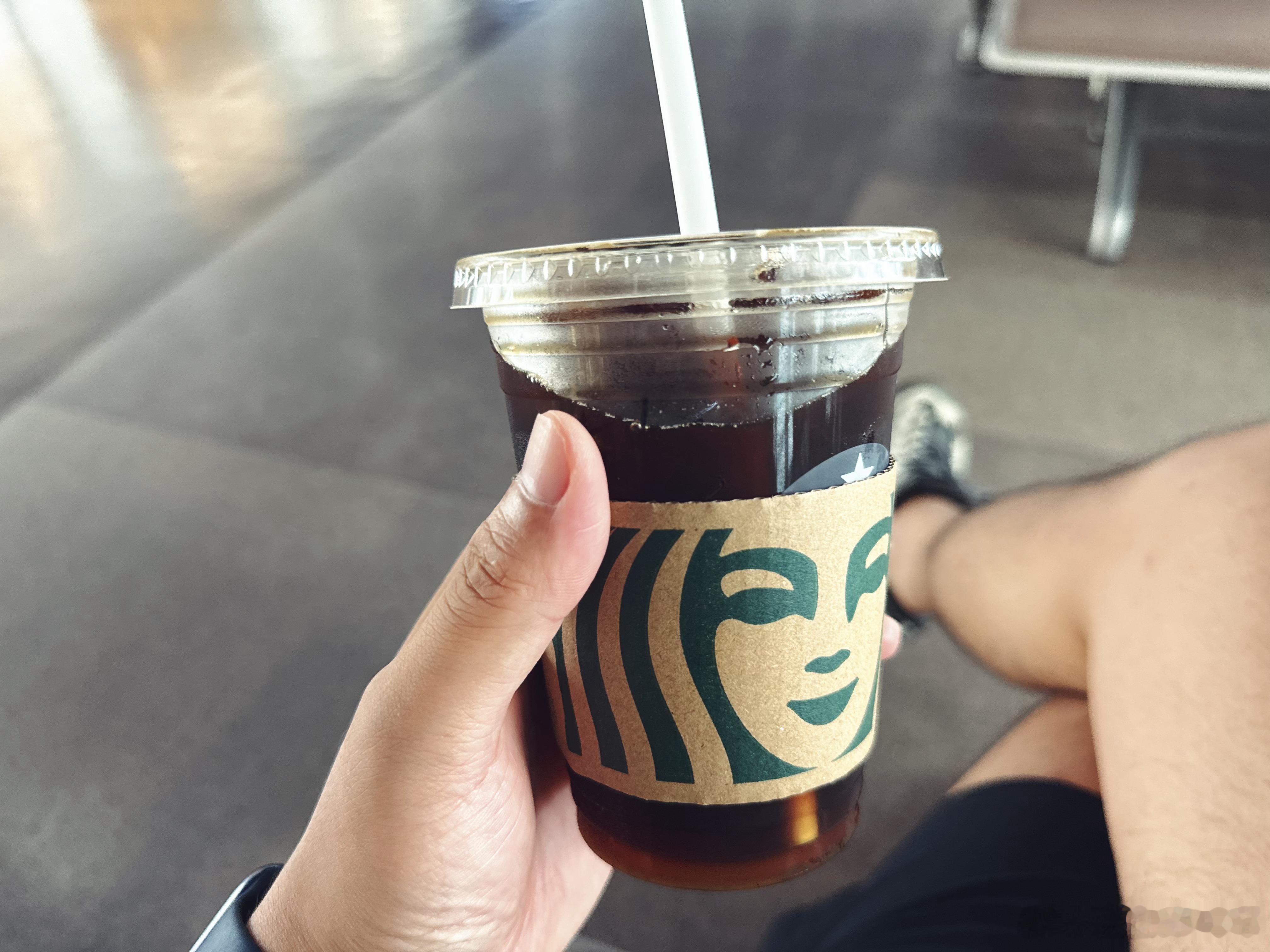 东航比较爽的是，每次可以领一杯星巴克的咖啡券。但我一直观察下来，发现星巴克确