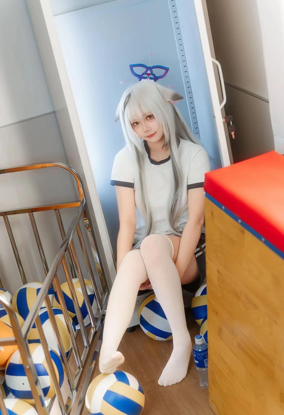 可爱猫耳少女与萌球球，谁是最佳拍档？🐱🏐