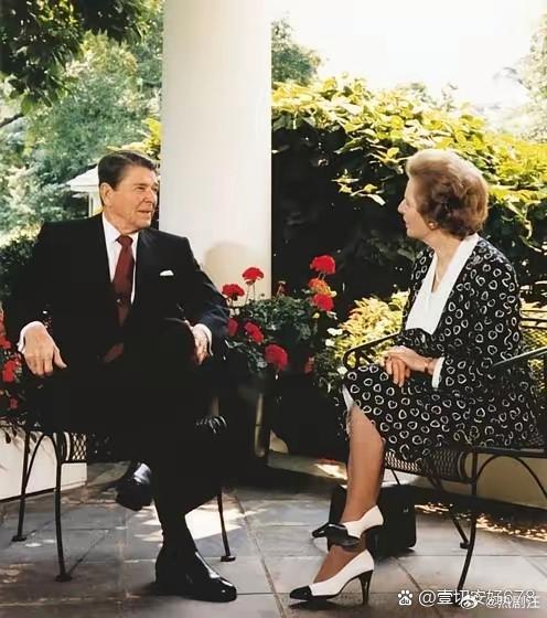 看看前英国首相撒切尔夫人，在与美国前总统里根见面时的举止和气场，再与日本女首相见