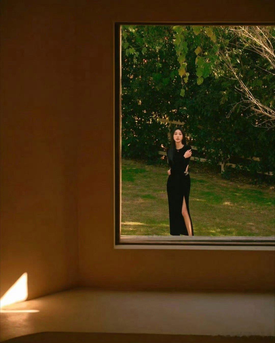 张俪森林里的黑天鹅这身造型仿佛在说：时尚的尽头是融于自然。张俪用一身简约黑裙