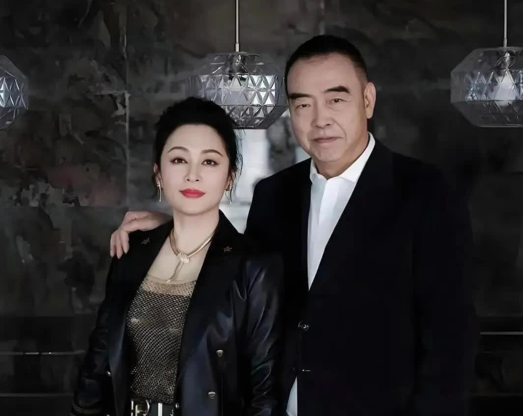 陈凯歌直言当初为啥选陈红当老婆！他说陈红这人办事很靠谱，小细节绝不敷衍，天大的事