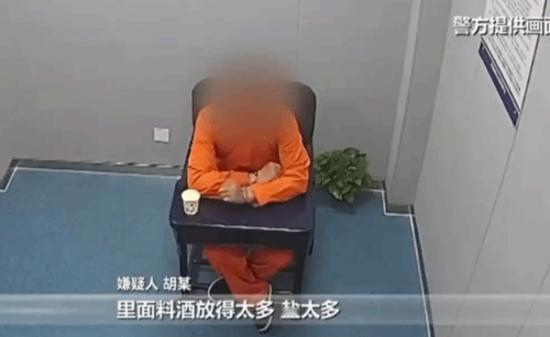 太奇葩了！四川一男子偷了别人晒的腊肠，回家一吃嫌太难吃，竟手写一张祖传配方塞进门