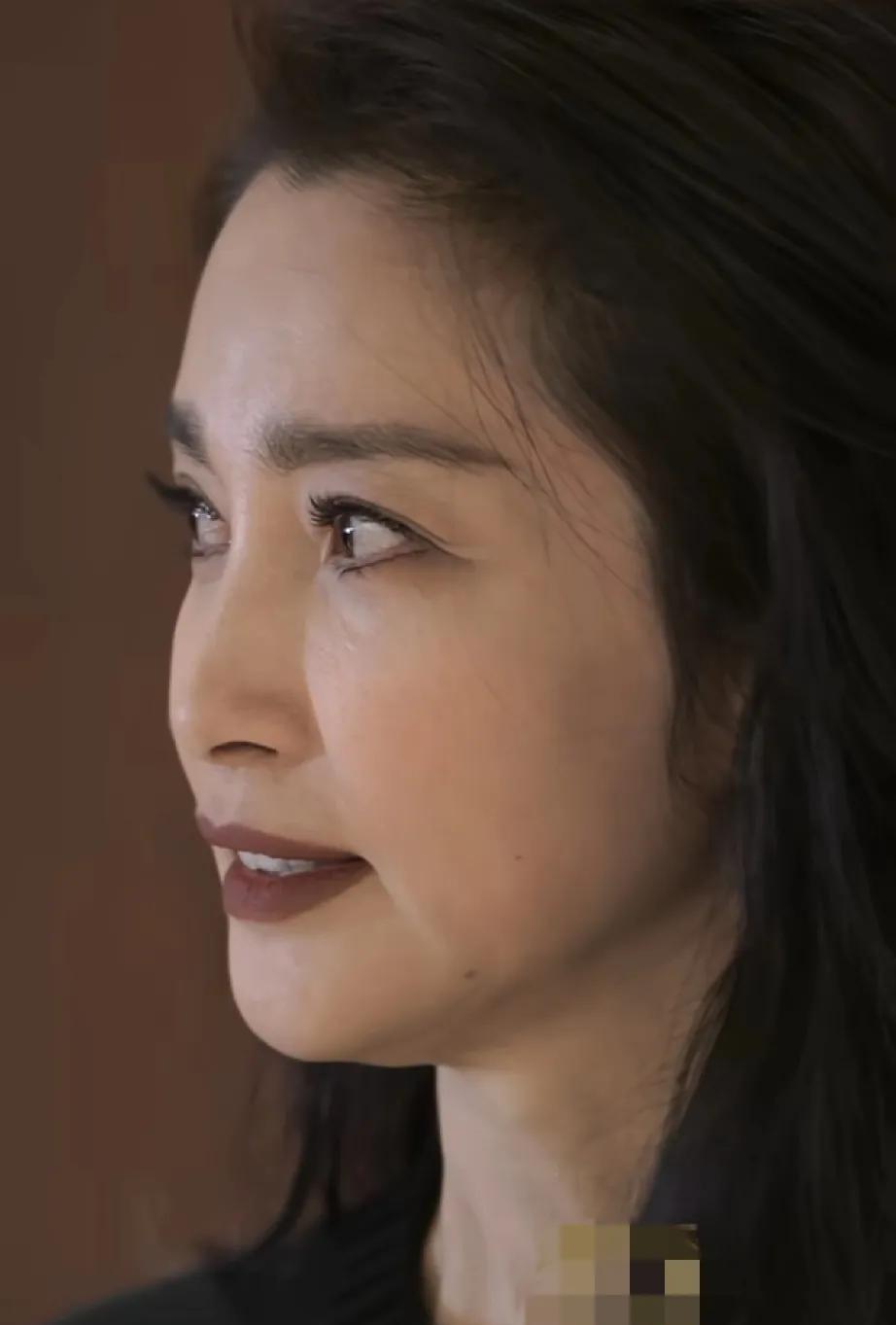 李冰冰确实老了，但五官底子在，不做大表情还是挺美的。#李冰冰#