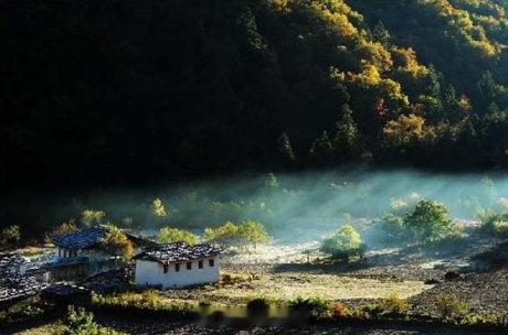 【雨崩】为了找到梅里雪山最美风景，我们来到了这个名为“雨崩”的小村子。雨崩被梅里