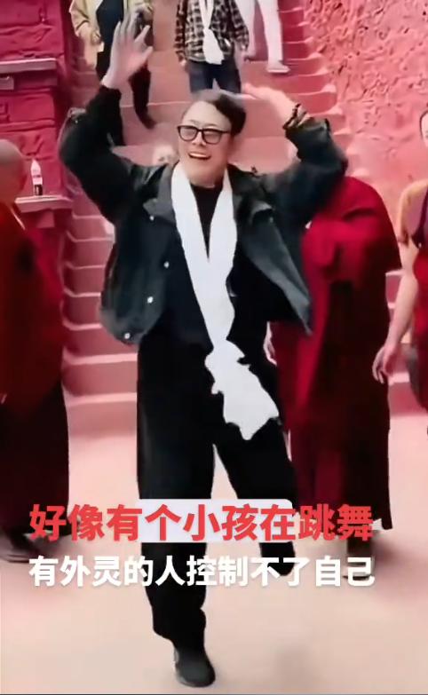 我有种大胆的猜想，或许现在的李连杰，根本就不是他本人！走路蹦蹦跳跳，而且举止