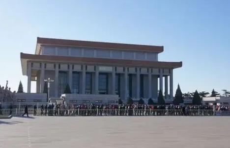 毛主席纪念堂开放至今，累计瞻仰人数超过2.4亿人次，每年平均瞻仰人数600万人次