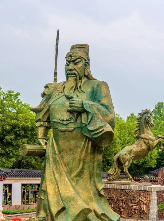 庞统那可是三国里的奇人。他生前留的那计能救关羽，这可不得了。荆州当时那么重要，关