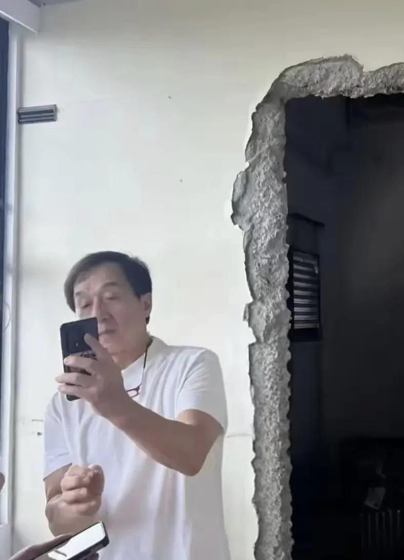成龙一刻也不闲着，除了拍片就是到处买房。最近，他穿着白色半袖，戴着老花镜又到四