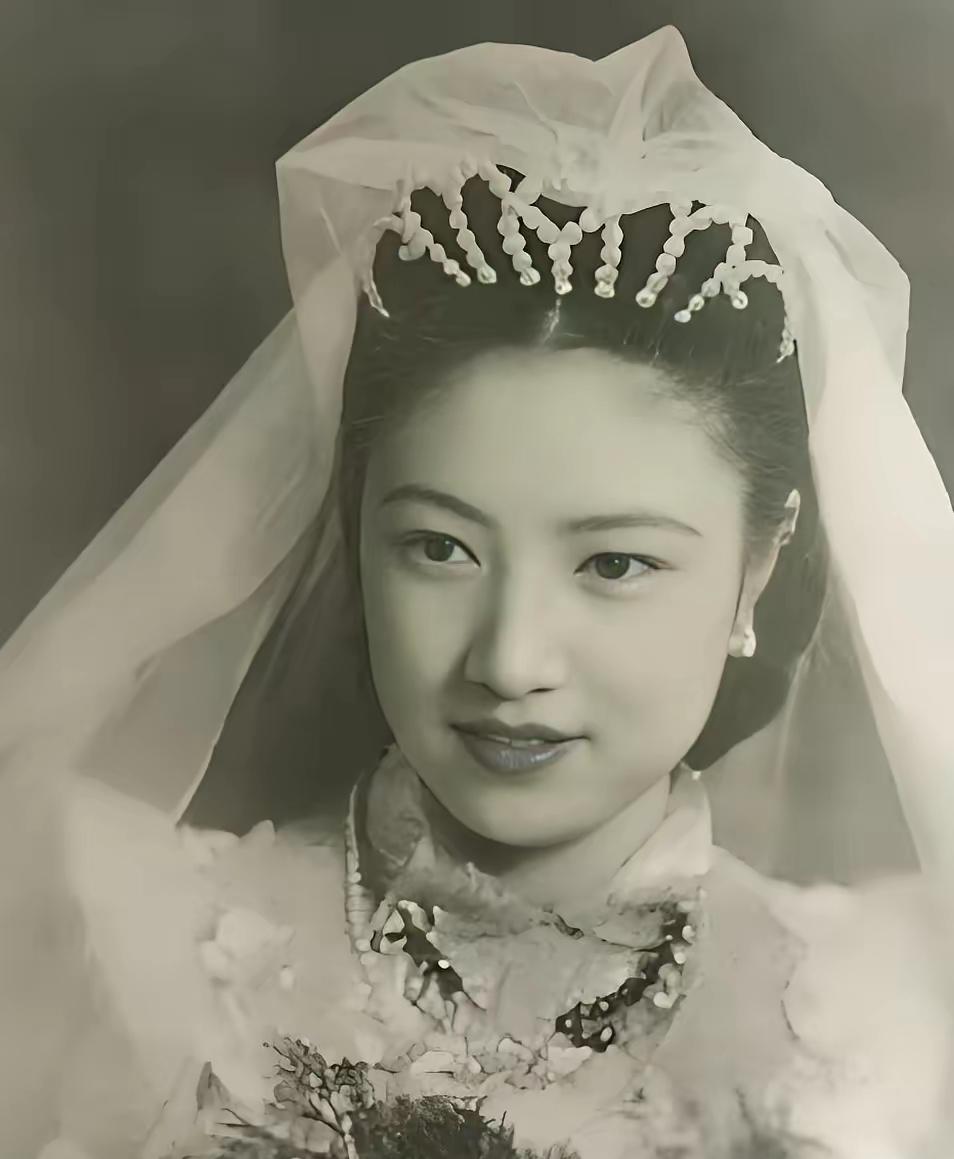 1941年，上海滩第一美人任芷芳大婚包下百乐门，洁癖到床单天天换。晚年她在日本摆