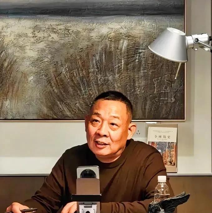 胖东来，确切的说是于东来，总是“不鸣则已”，一“鸣”很惊人！8月8日，这位充满