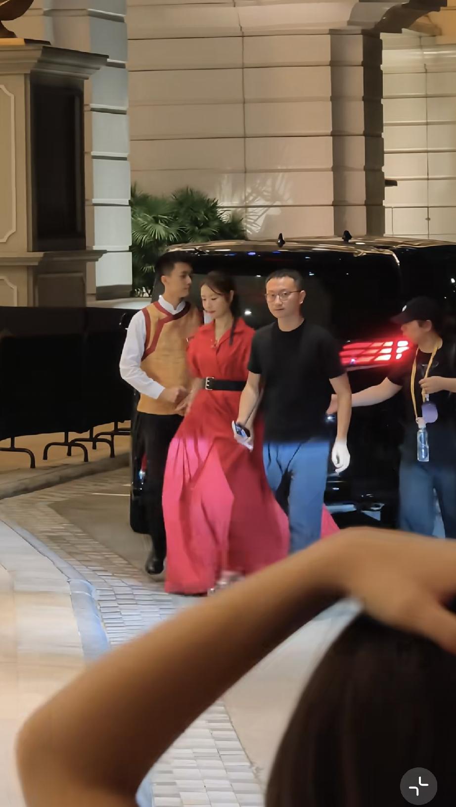9月20日，林心如魔怔了，湾区升明月晚会下班后意犹未尽，继续拍写真，这才发现她脚